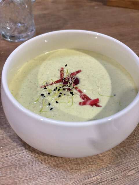 Soupe froide de courgette et chèvre fraise